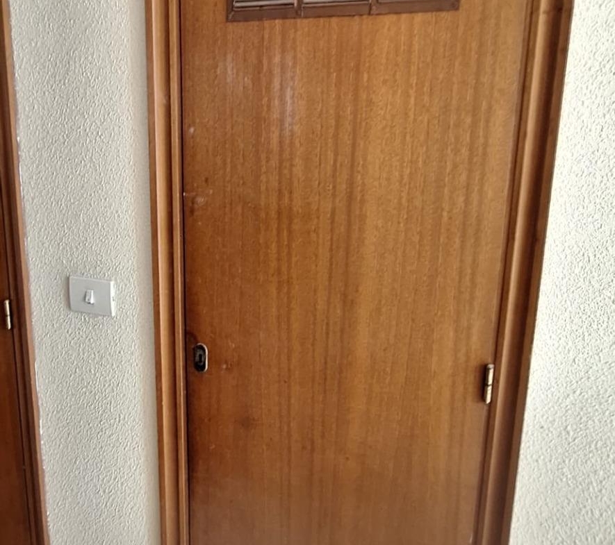 885