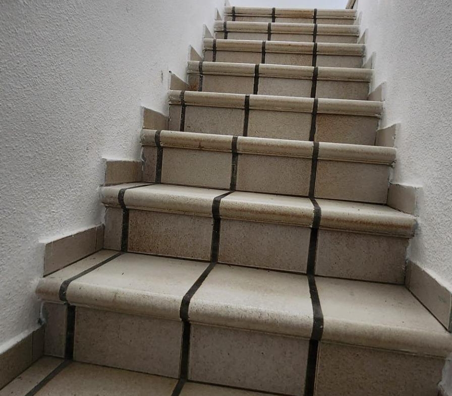 896